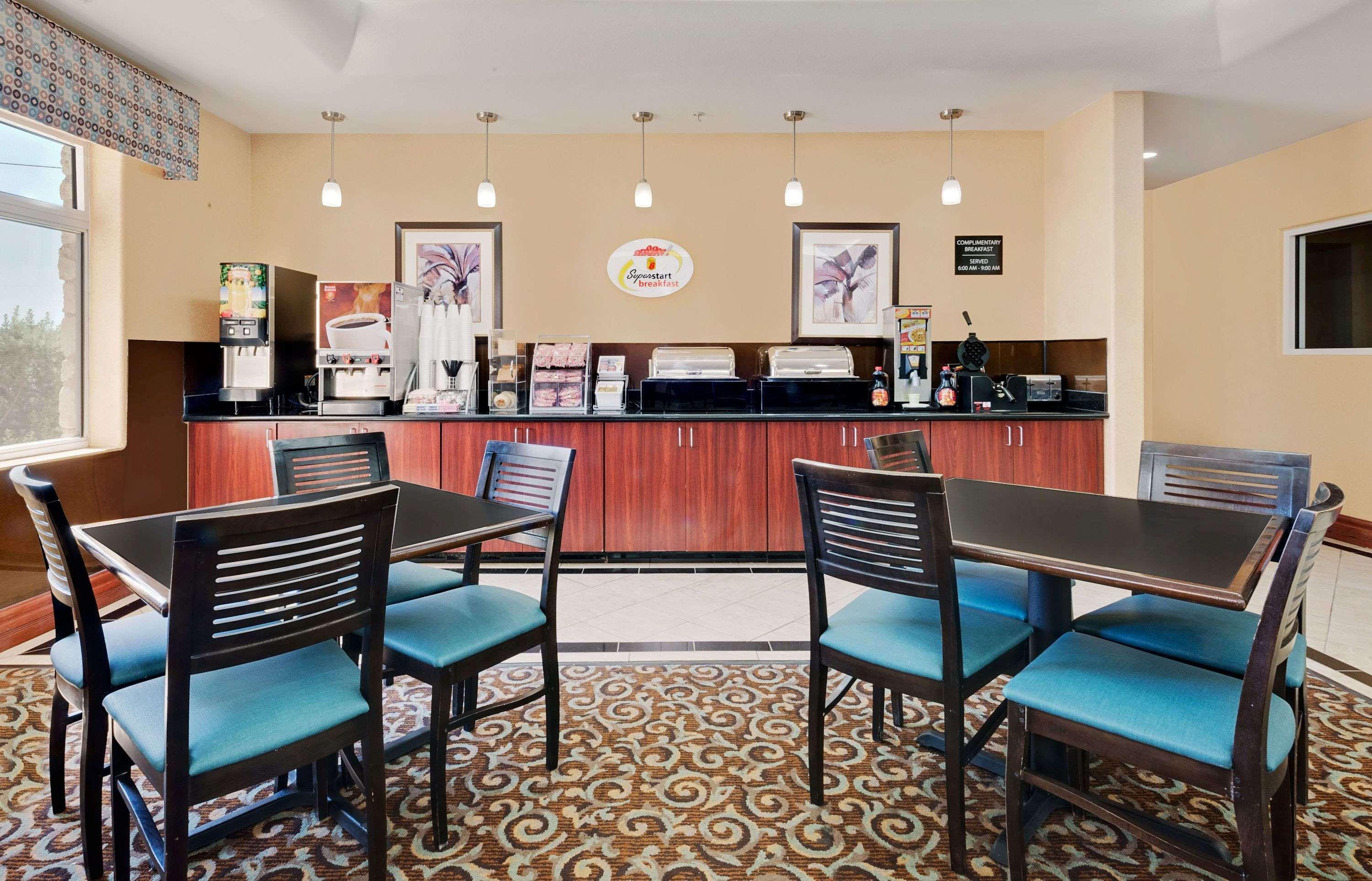 Super 8 By Wyndham Tx Hotel
